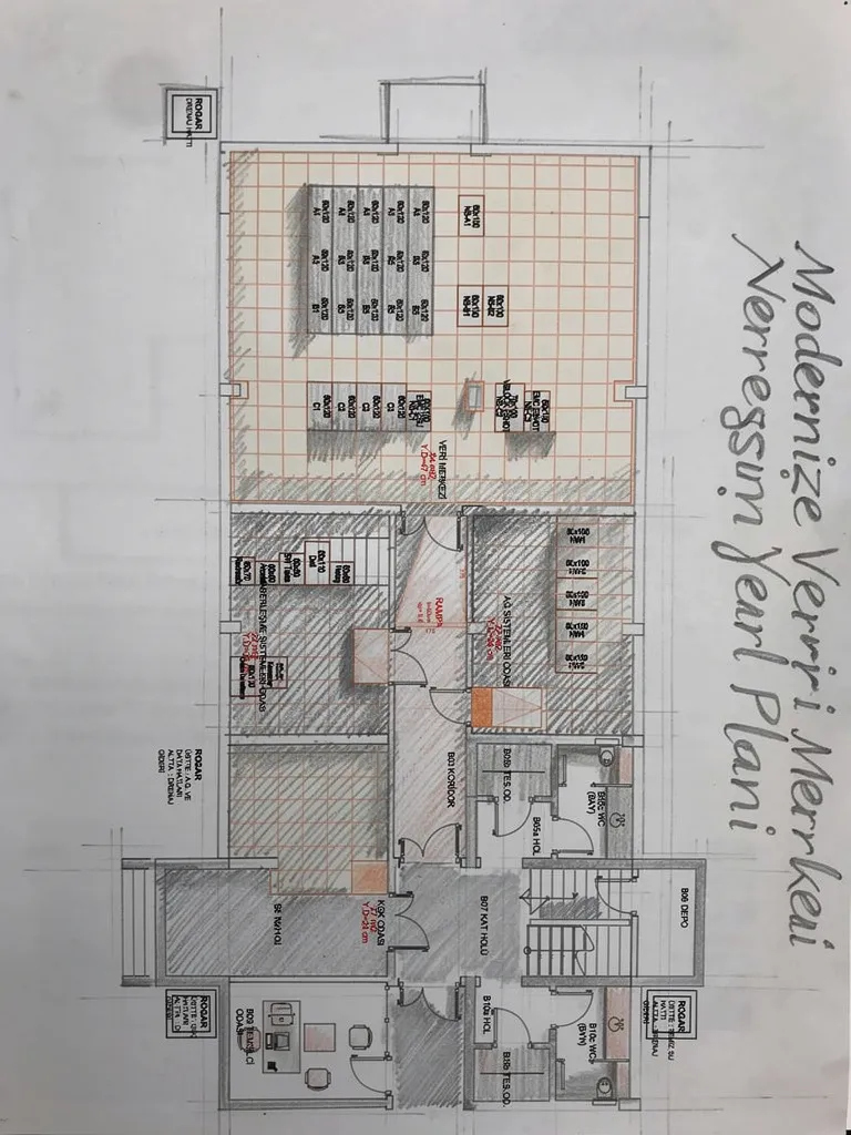 Veri merkezi modernizasyonu için hazırlanmış teknik yerleşim planı eskizi, sunucu odaları, koridorlar ve altyapı alanlarını gösteriyor.